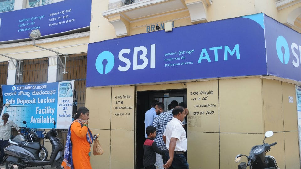 Cash crunch hits city: ATMs go dry - Star of Mysore - Star of Mysore