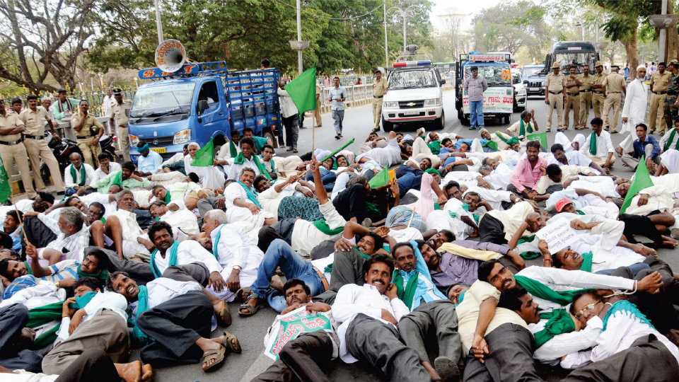 Marching farmers stopped by Police on Sayyaji Rao Road