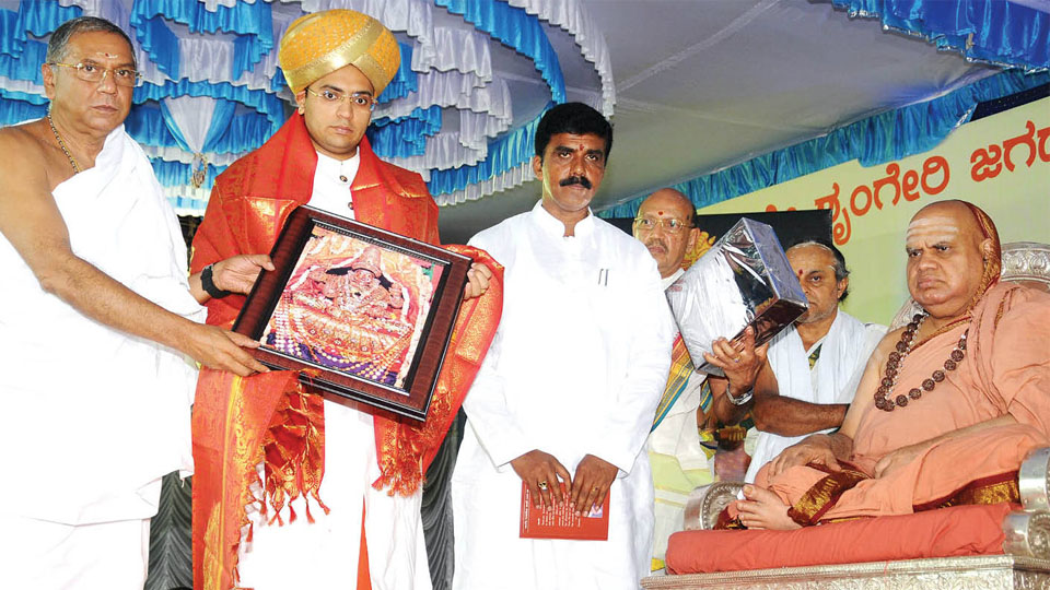 Guruvandana offered to Sringeri Mutt Seers
