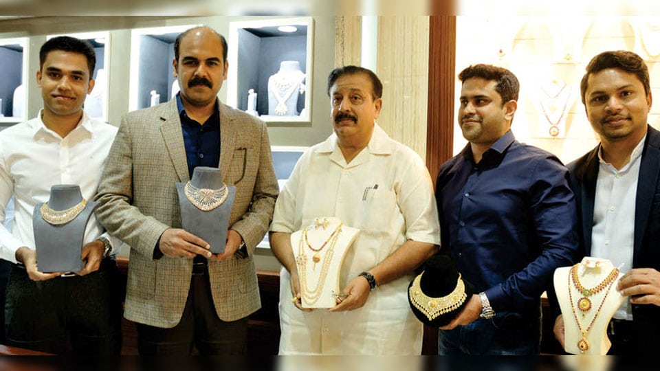 Malabar Gold launches  showroom in Ballari