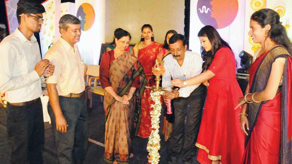 AIISH Aawaaz takes off to a colourful start:Fest concludes tomorrow