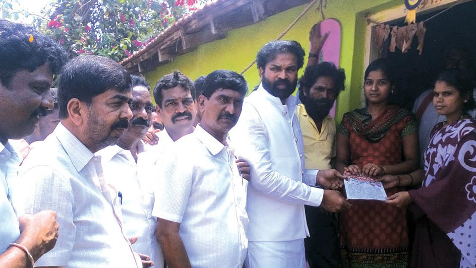 By-poll: BJP MPs Sriramulu, Shobha campaign for Prasad in Nanjangud