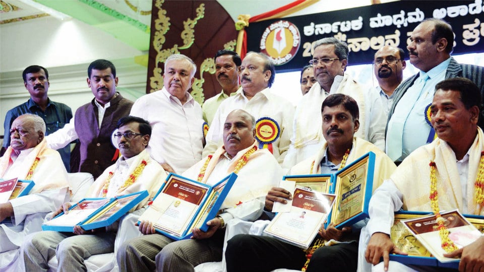 Scribes, including Mysooru Mithra Sub-Editor A.C. Prabhakar honoured