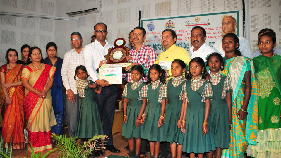 DC presents ‘Parisara Mitra’ School awards