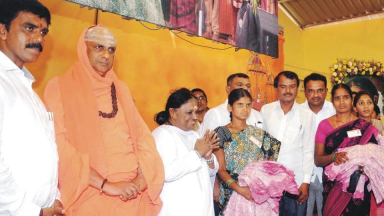 Thousands receive Amma's blessings at Amritanandamayi Mutt - Star of Mysore