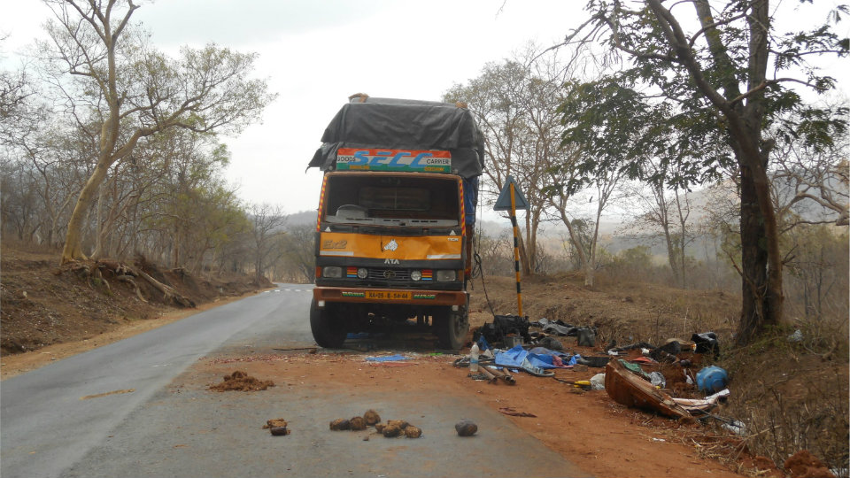 Wild elephants attack parked truck inside Bandipur forests