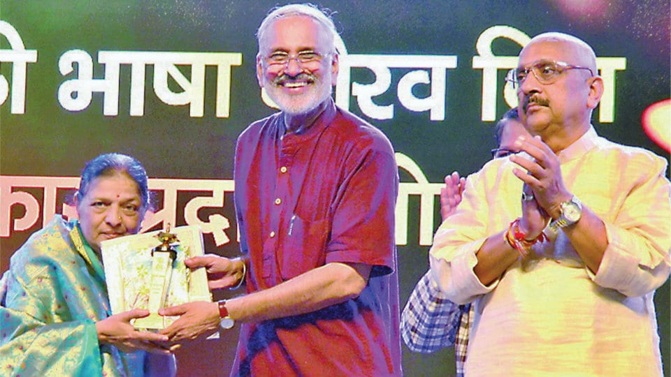 City-based writer Dr. Manik Bengeri honoured in Mumbai