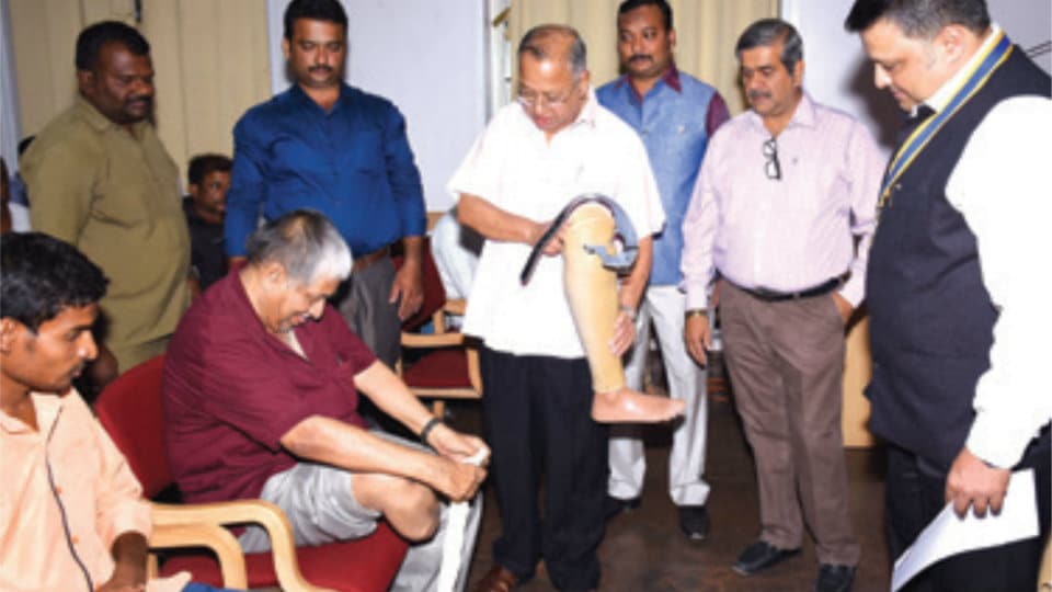 Rotary Mysore distributes Artificial Limbs