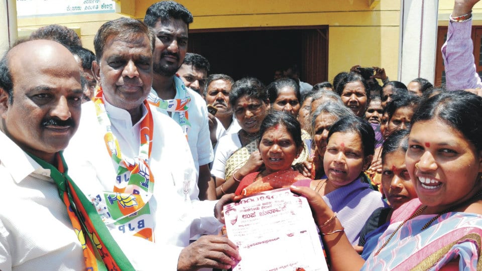 Sreenivasa Prasad campaigns in Goluru
