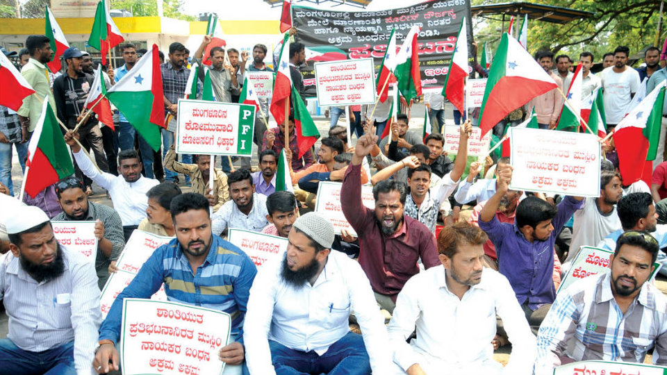 Lathi-charge on PFI activists in M’luru: Protest staged in Mysuru