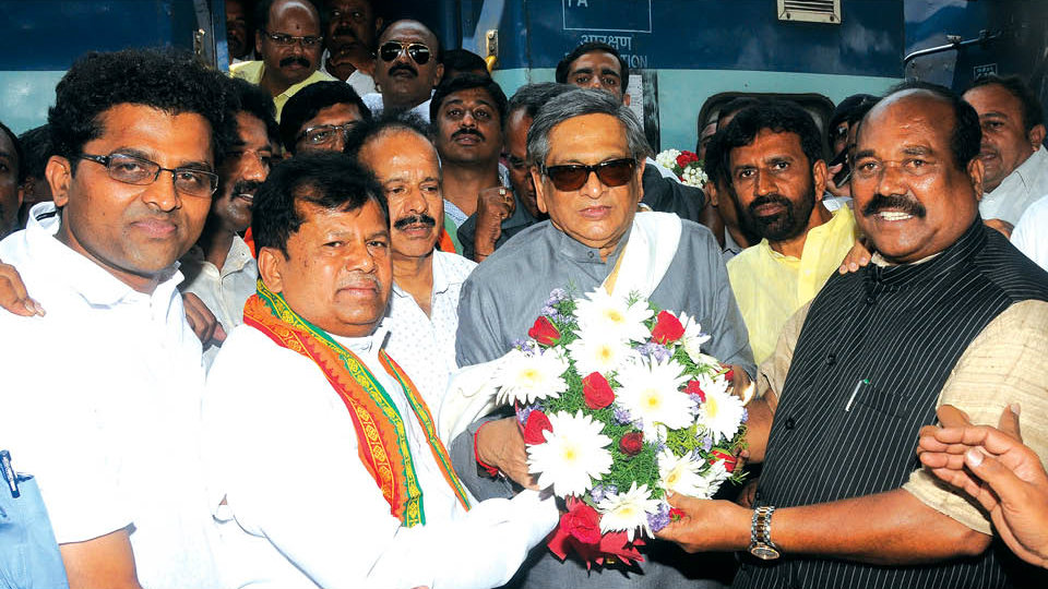 City BJP leaders receive S.M. Krishna at Railway Station