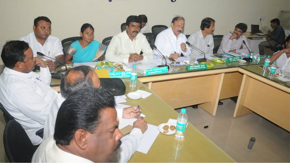 Urban Dev. Minister reviews civic problems in city