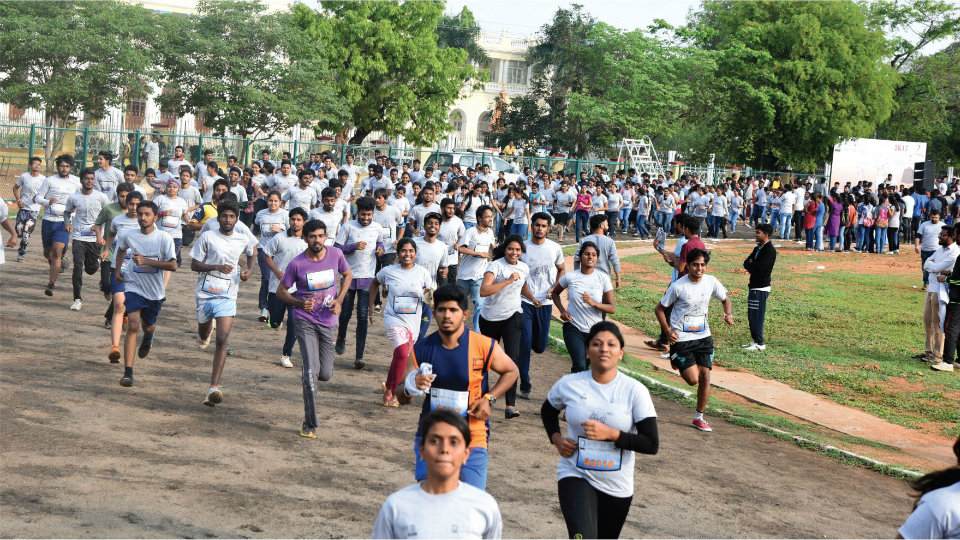 Hundreds of students run for ‘Digital India’