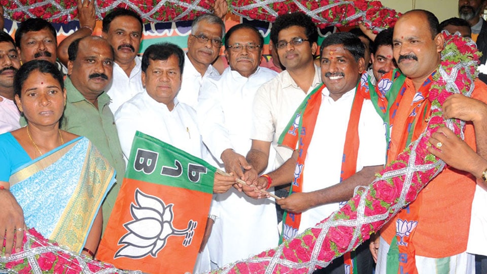 JD(S) Corporator Nataraj joins BJP