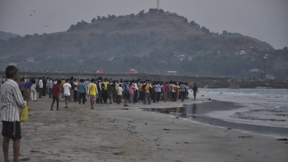 11 engineering students drown in Maharashtra beach