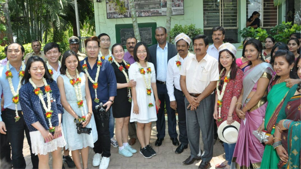 Vietnam youth delegation arrives in city