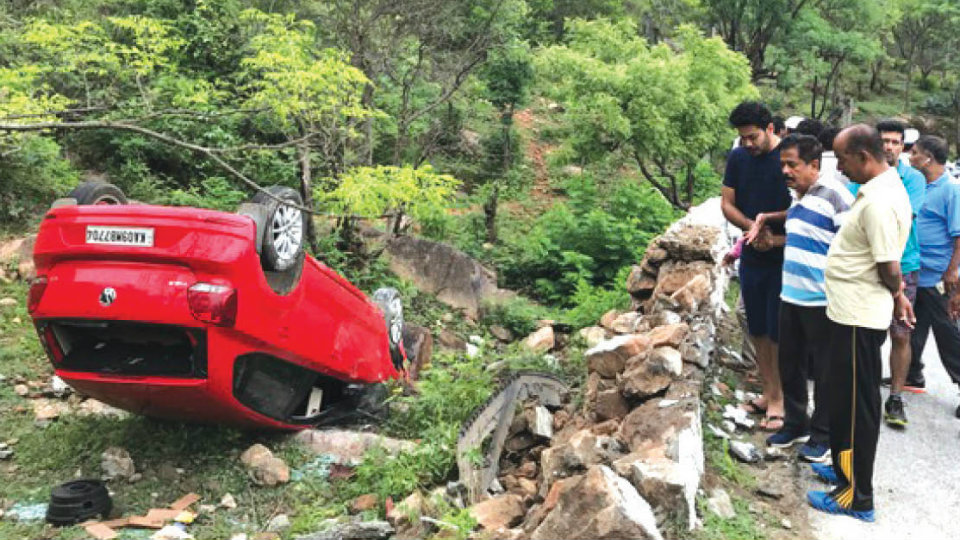 Two injured as car veers off road atop Chamundi Hill