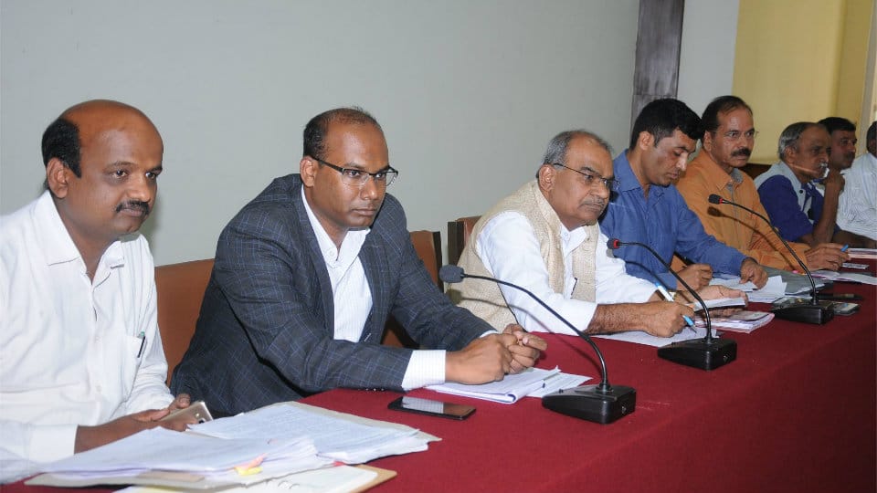 KDA Chairman holds Kannada implementation meet