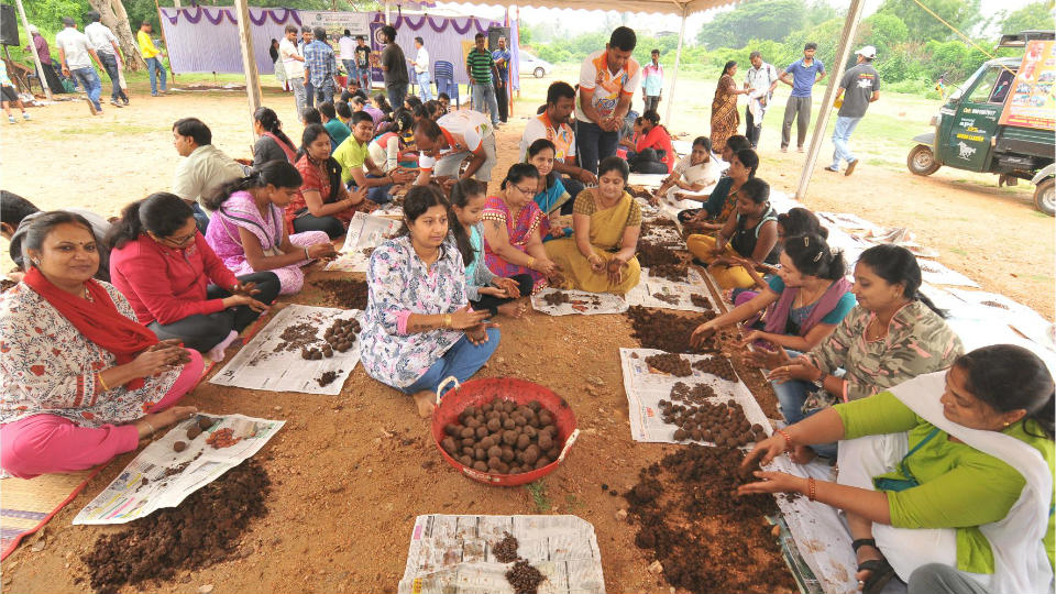 Seed ball culturing marks Swachh Bharat Abhiyaan in city