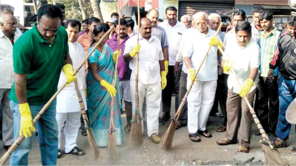 Union Minister launches Swachh Bharat campaign in Gandhinagar