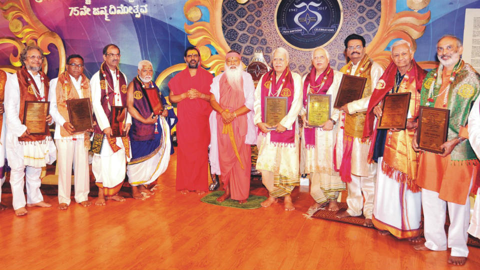 Ganapathy Swamiji presents Datta Peetha awards