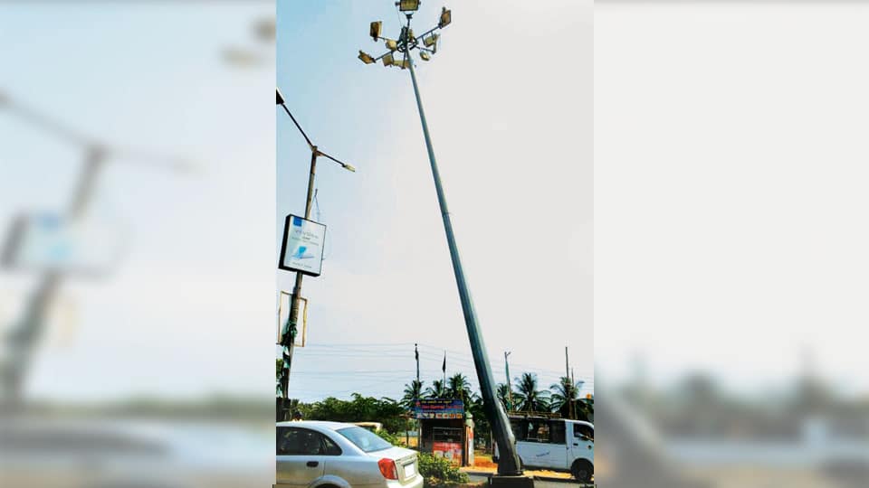 Dangerously leaning lamp post near Hootagalli