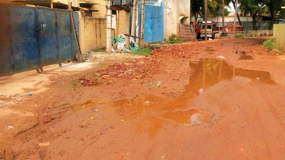This road in Bannimantap ‘A’  Layout needs to be asphalted
