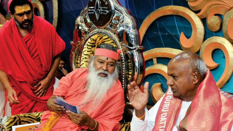 Deve Gowda greets Sri Swamiji
