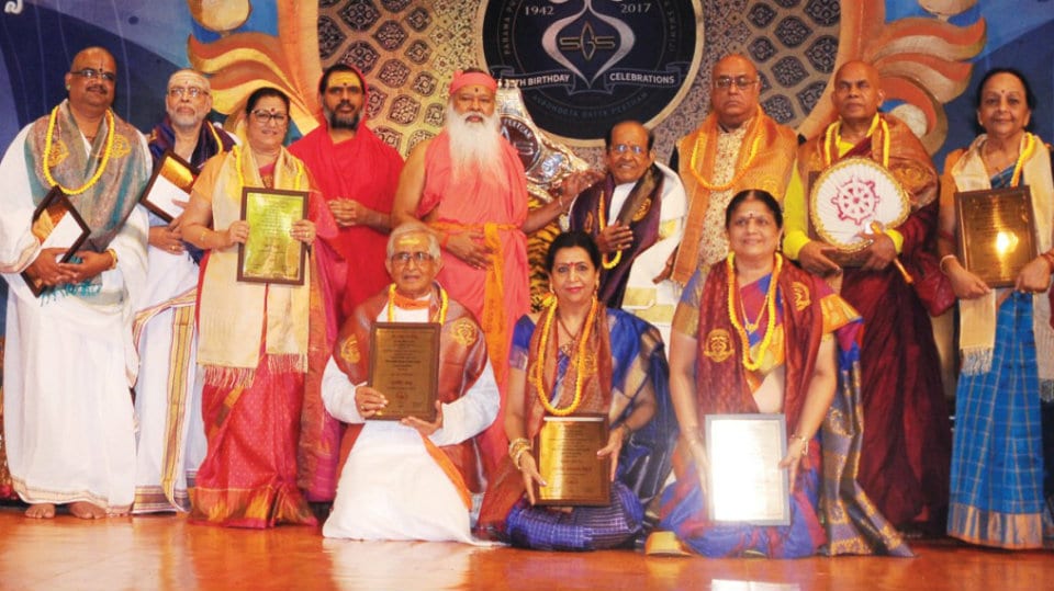 Sri Swamiji presents Datta Peetha Awards