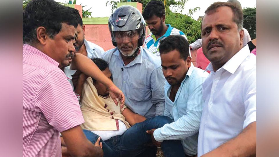 Minister Khader turns Good Samaritan, rushes to accident victim’s aid
