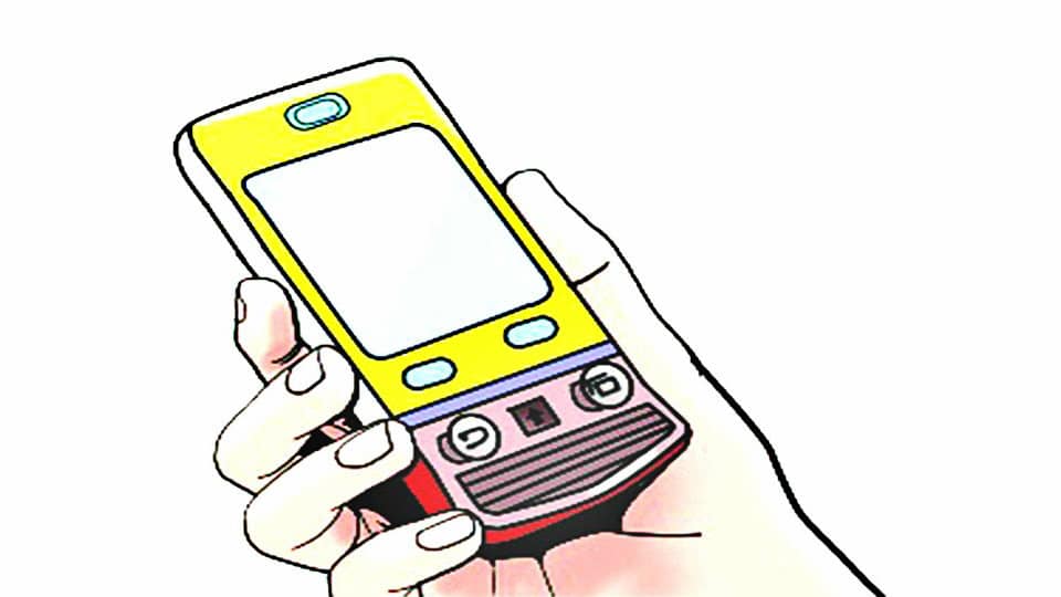 Accused of stealing mobile phone: Labourer tied upside down, thrashed