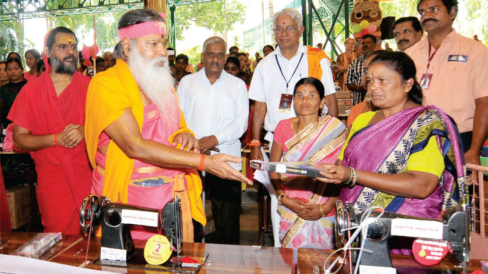 Ganapathy Swamiji distributes sewing machines to poor