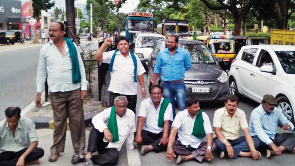 Alleging water release from KRS: Mandya farmers block Mysuru-Bengaluru Highway