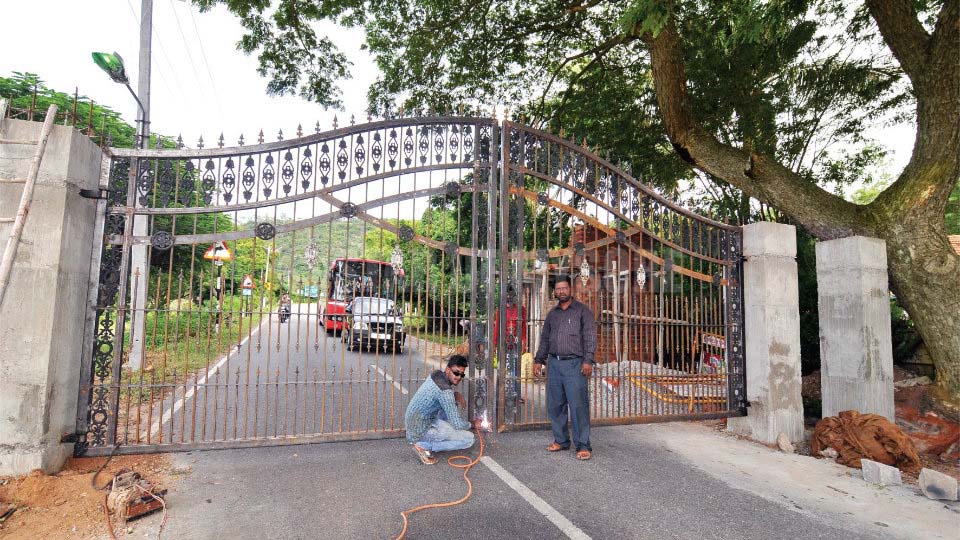 Gates installed at Chamundi Hill