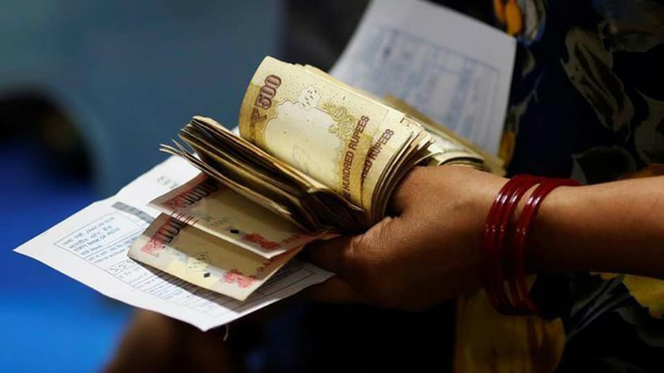 Can’t ban everyone from depositing old notes: SC