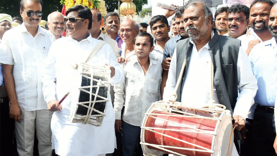 Ministers’ drum-beats signal  Siddu’s Sadhane