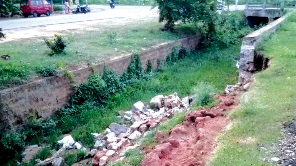 Collapsed retaining wall posing danger to motorists at Vijayanagar