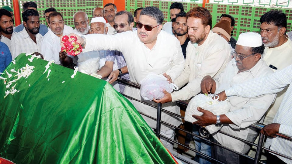 Minister offers floral tribute at Dargah-e-Hazrath Syed Haleem Pasha Khadri