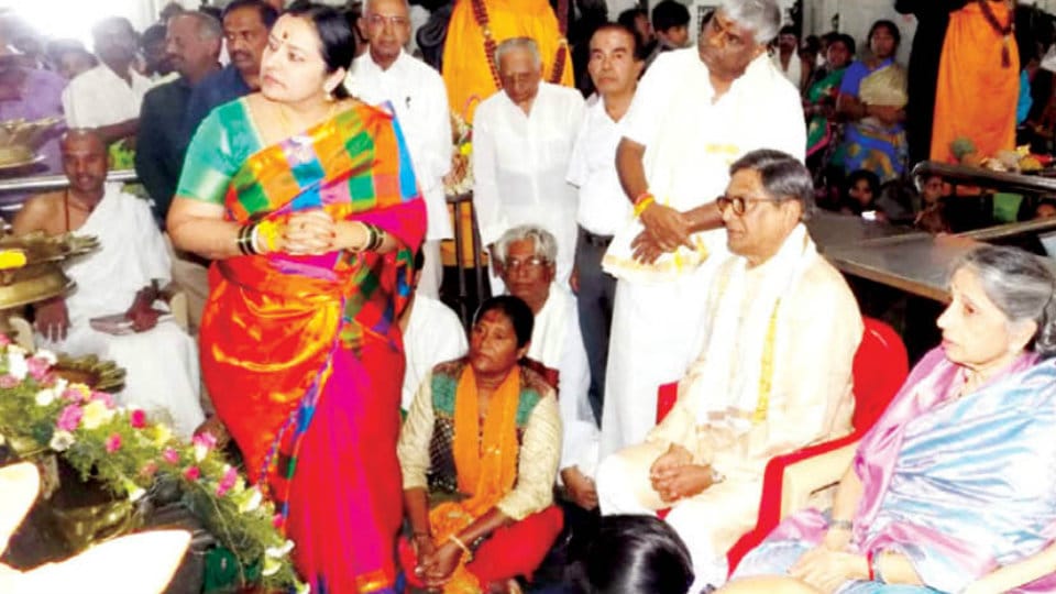 S.M. Krishna & Revanna couple offer special puja to Sri Kalabhairava