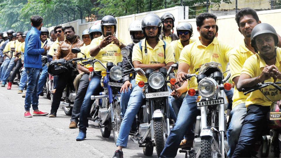 International Jawa Day: Jawa bikes vroom on city roads