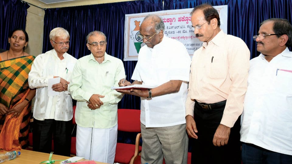 D.H. Shankaramurthy launches signature campaign for river-linking in city