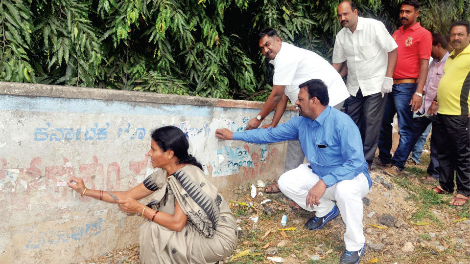 Prajnavanta Nagarika Vedike launches campaign to…: Remove posters from public walls