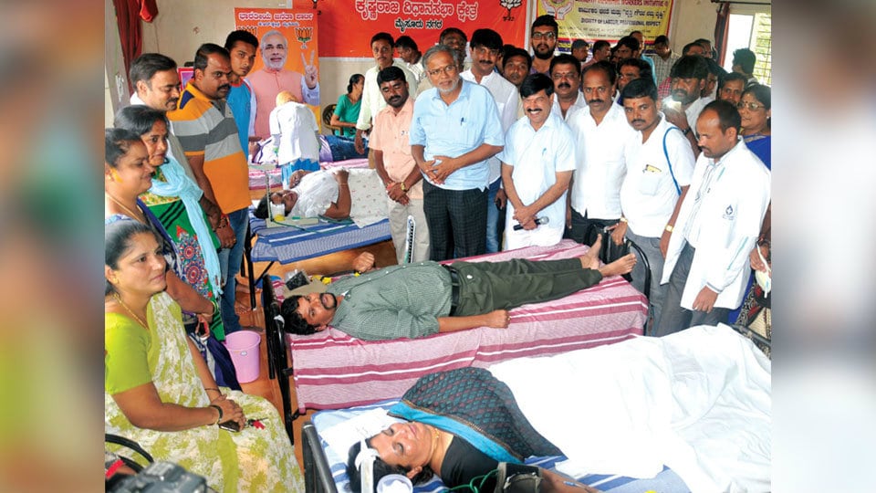 Ex-Minister Ramdas holds blood donation camp to help Dengue patients
