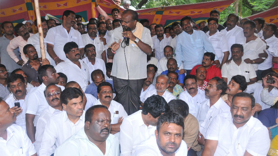 Water to canals: HDK joins JD(S) dharna in city