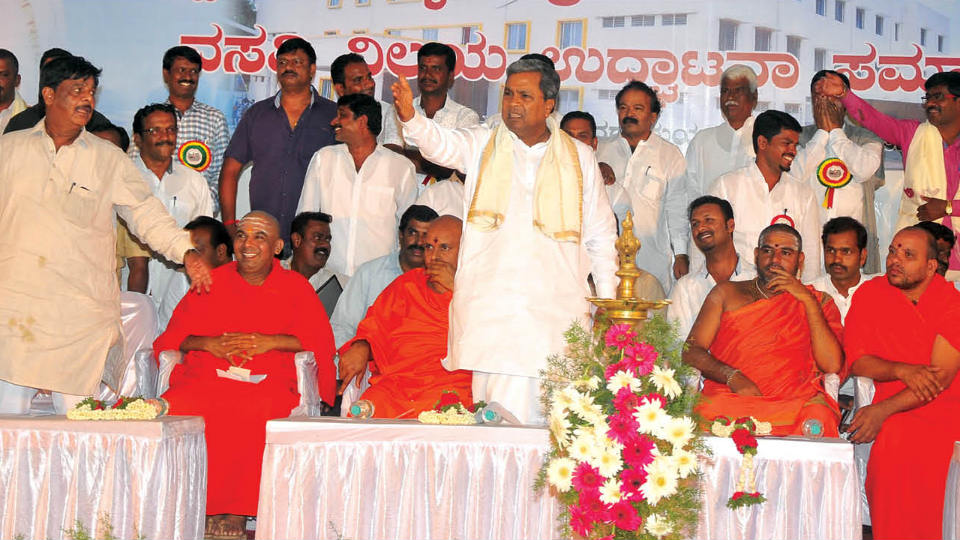 Siddu shouts at warring party workers