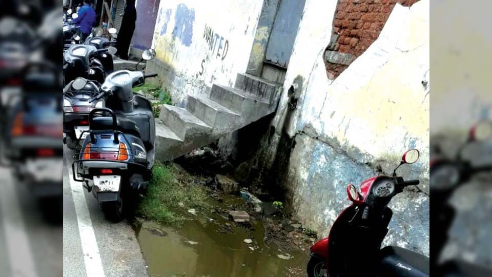 Plea to stop flow of sewage water in Lashkar Mohalla