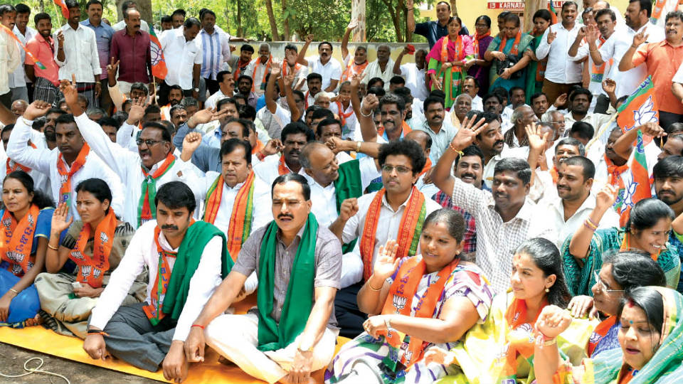 BJP Raitha Morcha stage dharna in Mysuru