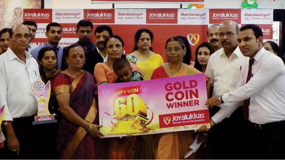 Joyalukkas distributes gold coins to lucky winners