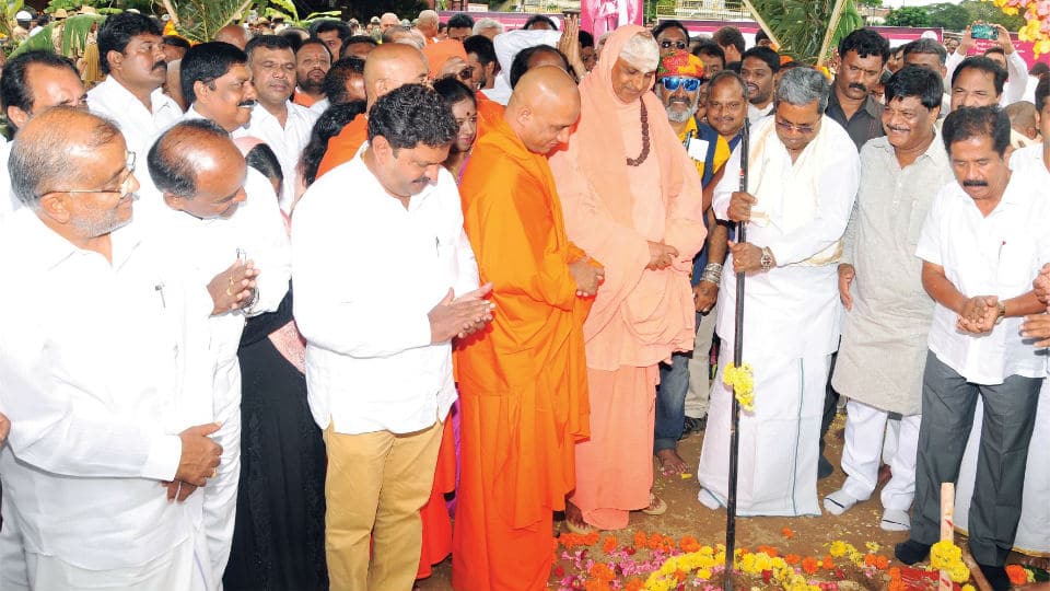 CM lays foundation for Dr. Sri Shivarathri Rajendra Swamiji Statue