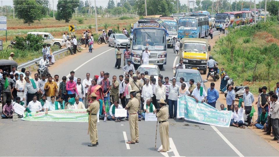Traffic stranded as farmers block highways for one hour